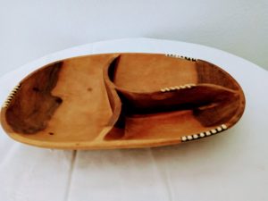 Plateau en bois pour différentes variétés d'amuse-bouche