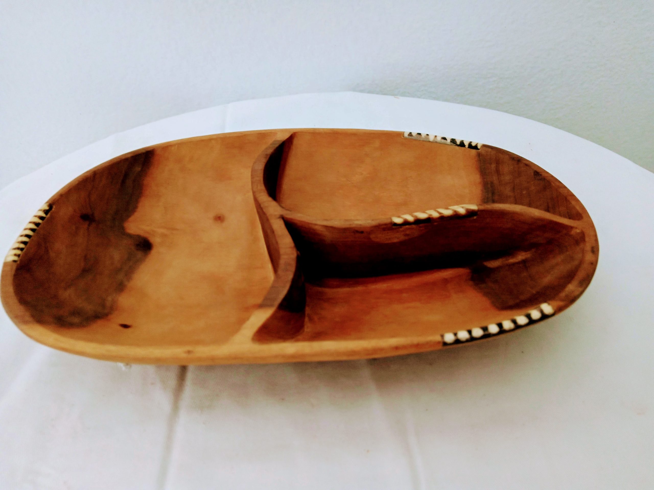 Plateau en bois pour différentes variétés d'amuse-bouche