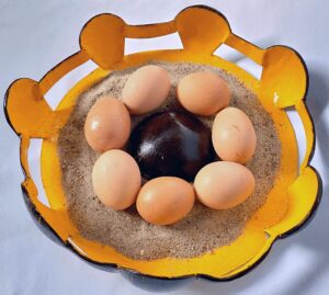 Panier en coco poli pour œufs, fruits ou autres.