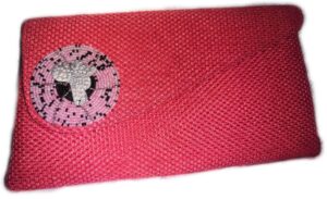 Pochette de sortie, réalisée à la main.