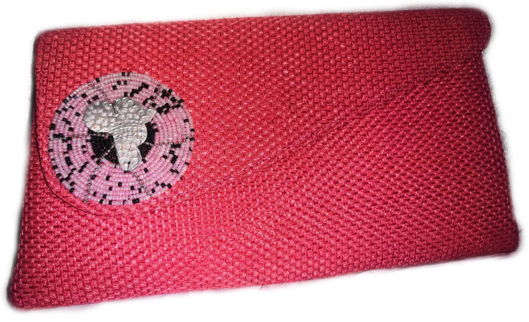 Pochette de sortie, réalisée à la main.